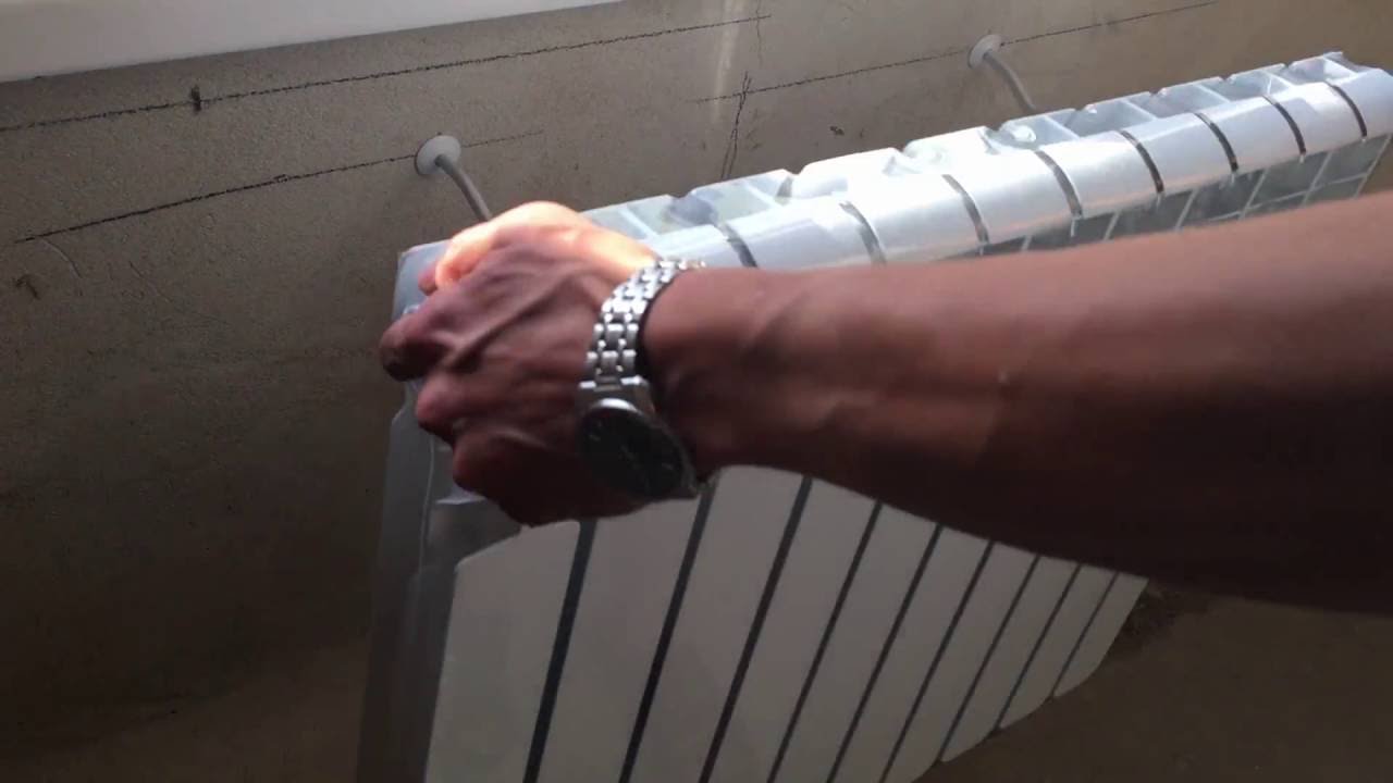 Кронштейн для радиаторов отопления напольного и батарей: крепление и ...